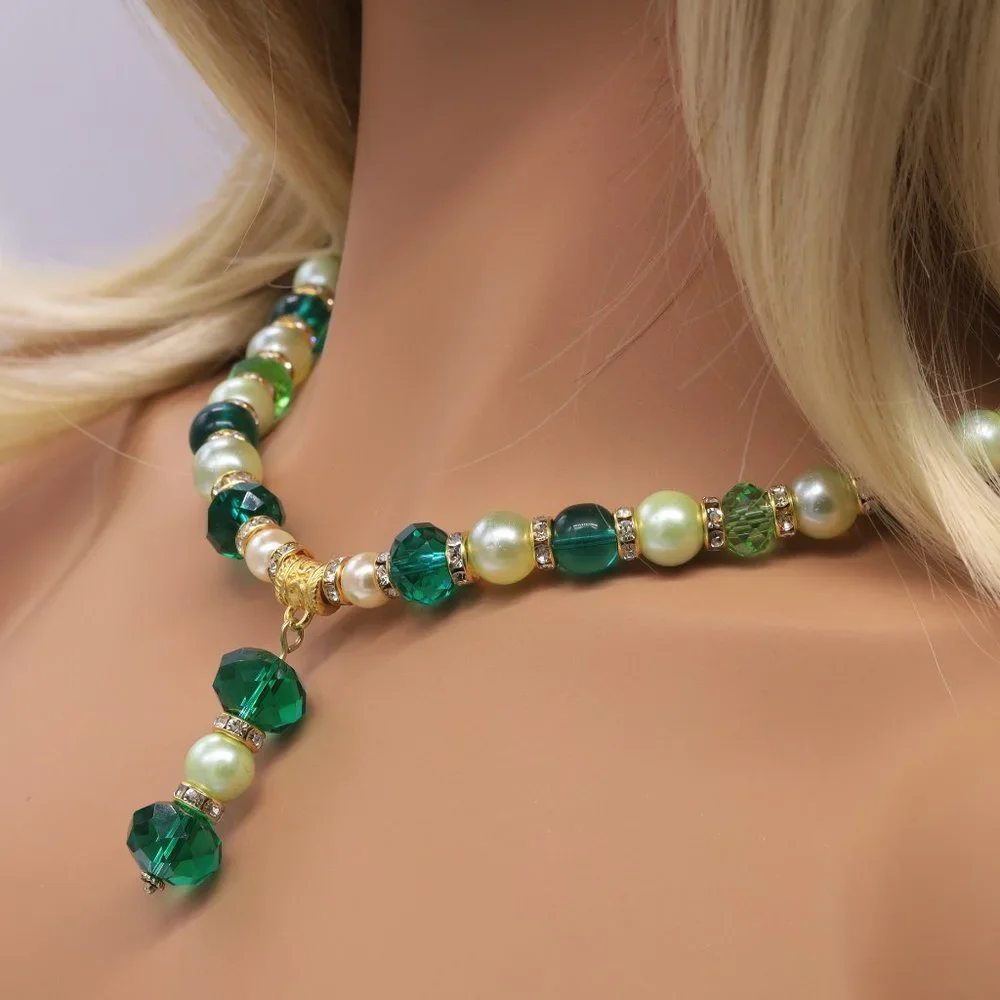 Beautiful necklace and earring set with Emerald Green Chrystals and Pearls. - Picture 4 of 6